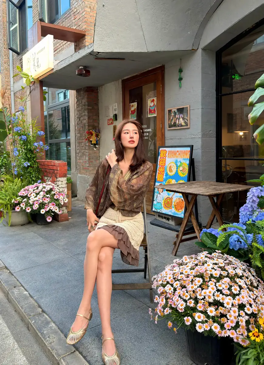 杨采钰晒生活随拍美照！户外悠闲散步打扮靓丽吸睛