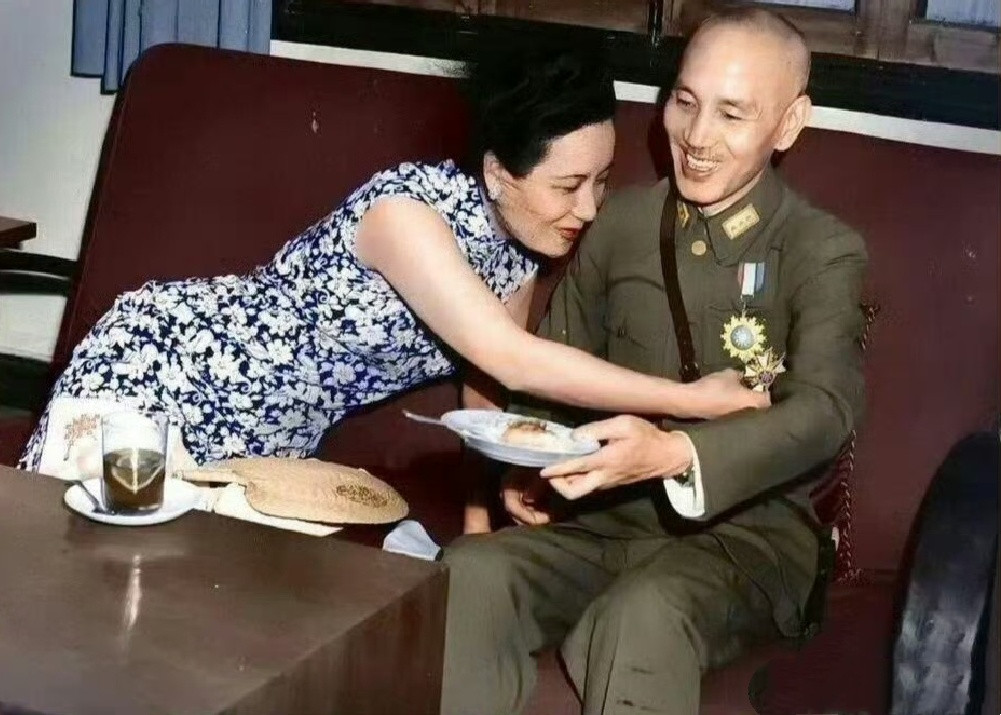 蒋介石宋美龄夫妇观胸章场景！1943年7月7日，中国战时首都重庆。正值中国全面