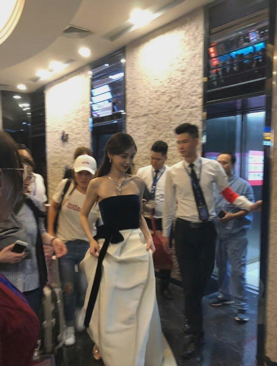 偶遇angelababy和闺蜜逛街｜angelababy来看看网友和路人视角的