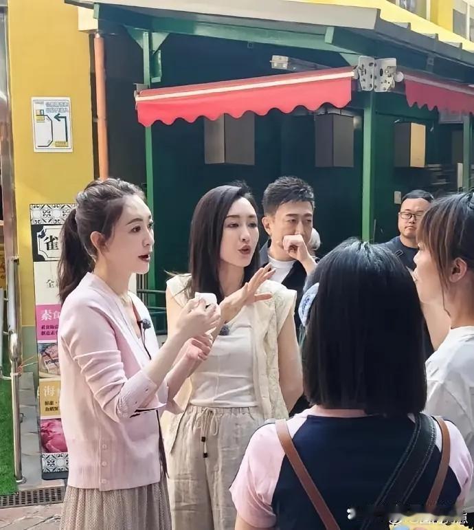 李小冉这肤色太白了，简直是行走的反光板，难怪是王鸥心中的白月光！