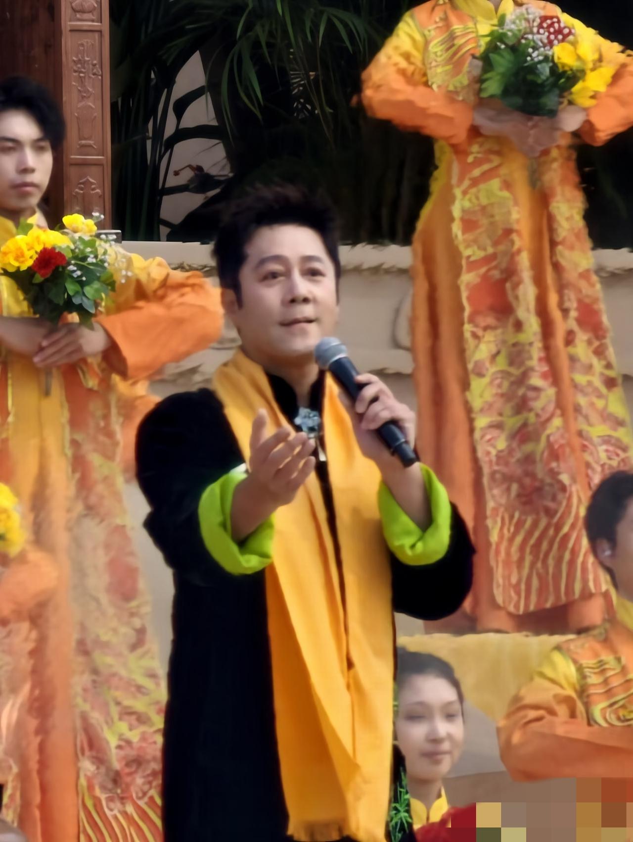 4月19日，蔡国庆现身河南郑州新郑参加祭祖大典，他身穿一身中式男装，仿佛又回到了