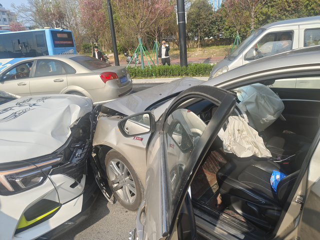 帝豪硬还是荣威强开了6年多的帝豪百万款油耗高的不得了，夏天要1块钱一公里了。本