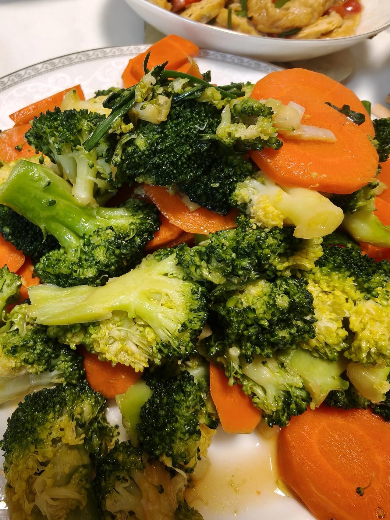 大弟弟做的菜好吃，厨艺比老妈差不了多少？有些菜做得比老妈做的更好吃😋更下饭!