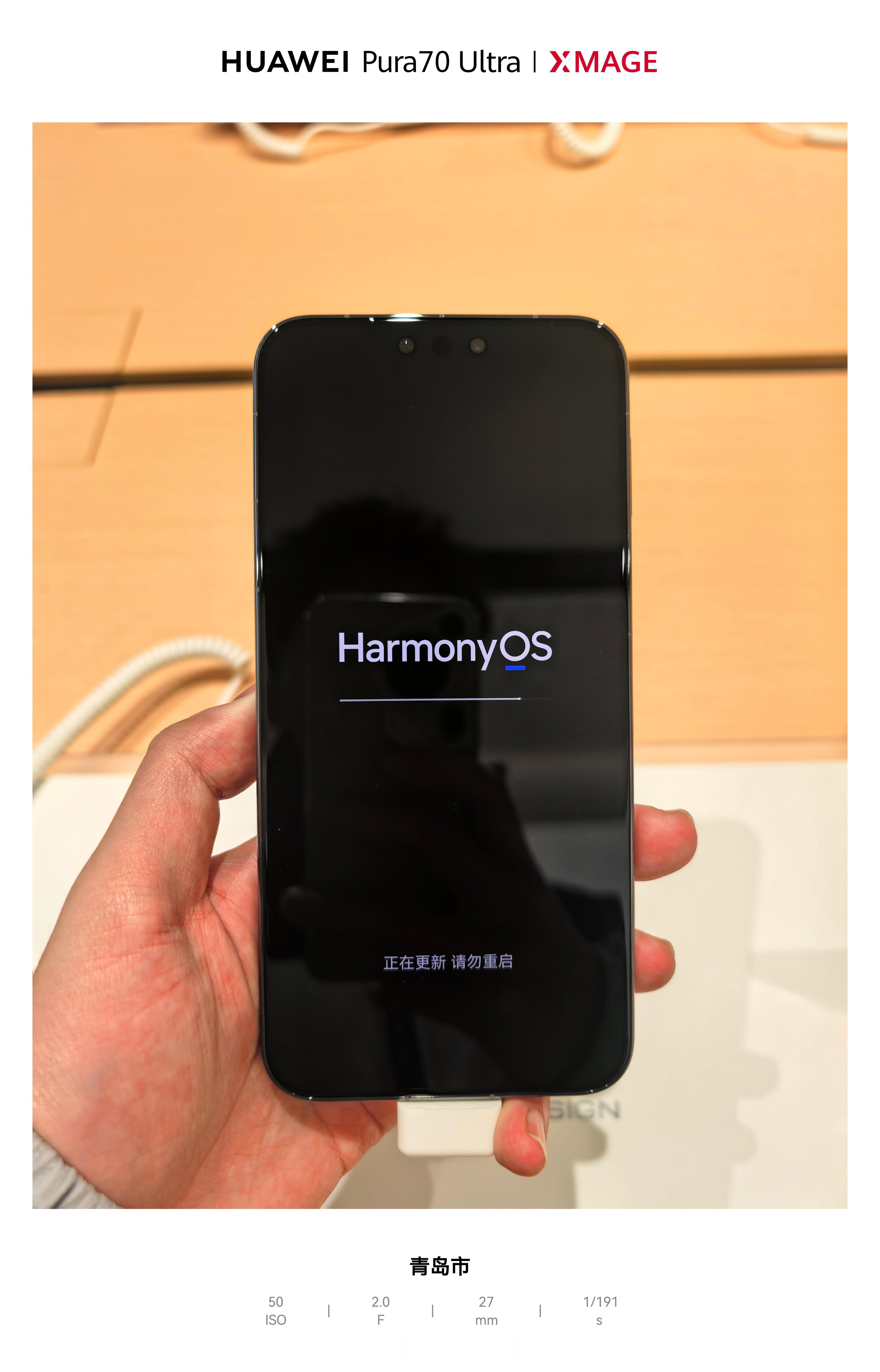 去华为店里给手机贴了张膜正好碰上HUAWEIMate80RS出场走进瞧了瞧