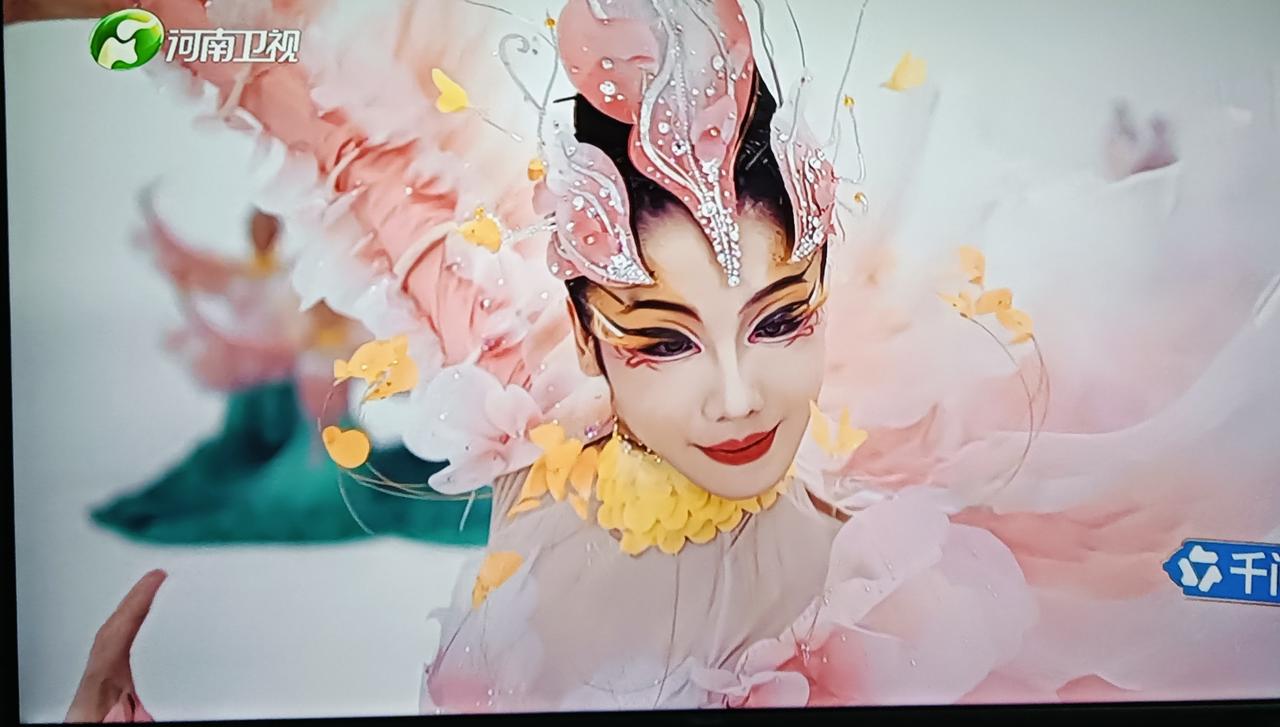 劲爆！河南春晚一出手就是王炸，无论是文化底蕴，还是高科技，都让人惊奇不断，杨丽萍