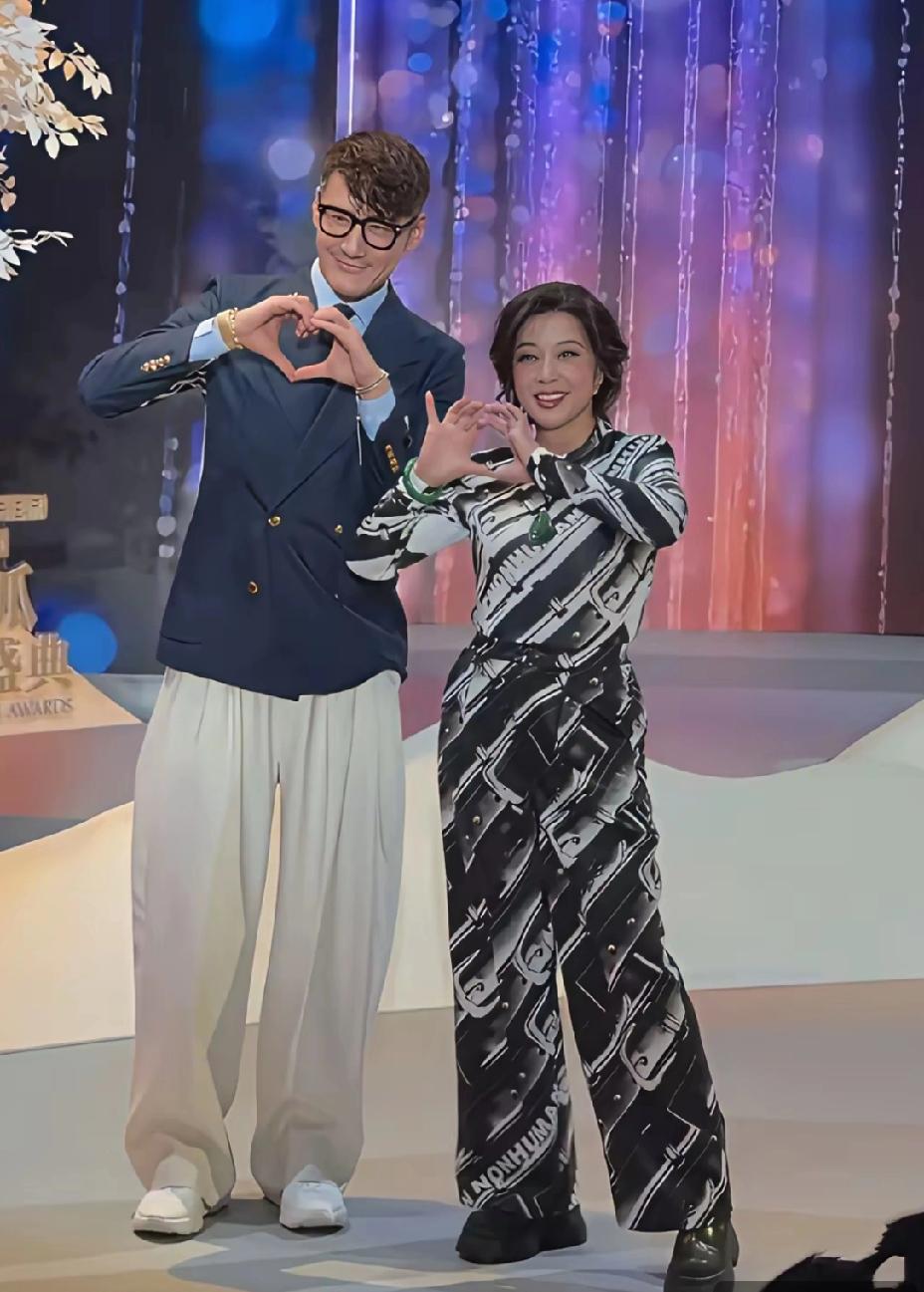 75岁刘晓庆在胡兵旁边，一点看不出年龄感。