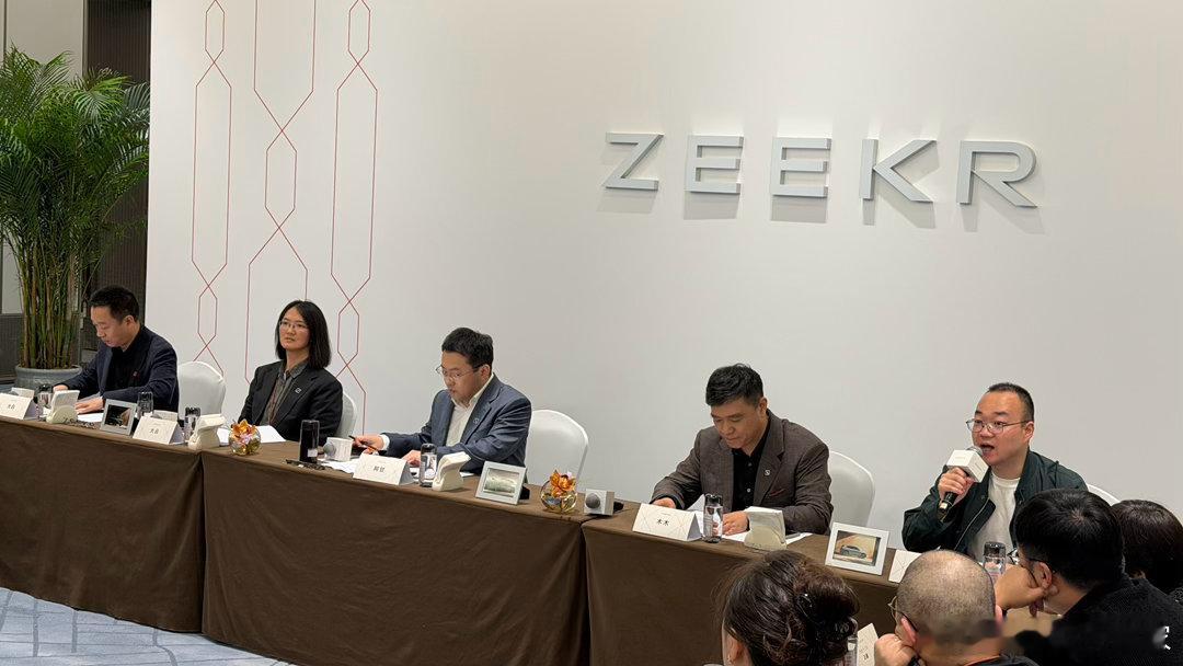 各位，“手搓匠人”小崔的“放话筒”系列又双叒叕来喽～～～今天是极氪8X上市发布会