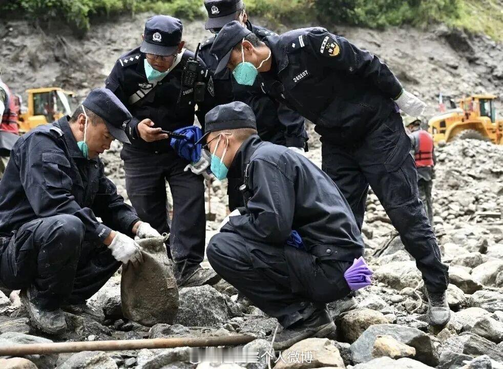 【吉隆七日：致敬每一位奔赴吉隆的逆行者。愿这片历经磨难的土地，早日重归平静与温暖。】消防战士、公安民