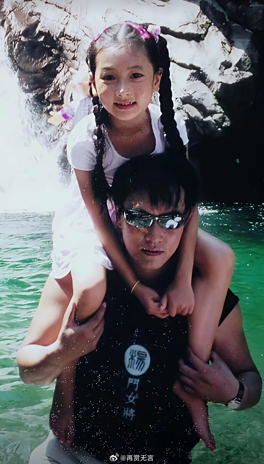 孩子她爸年轻时很帅，女儿长大后，也拥有了女明星一样的美貌。