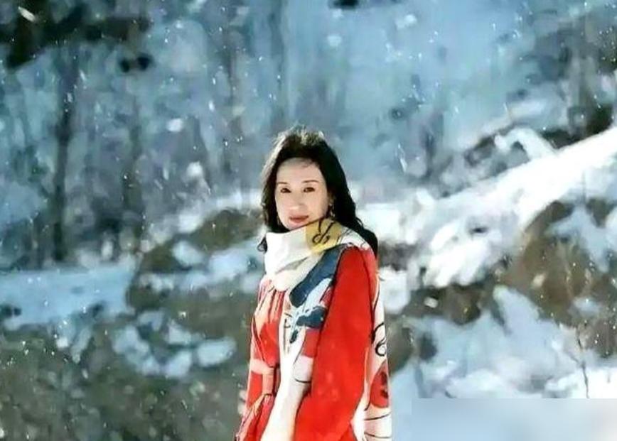 11年隔阂破冰！17岁顶顶住进潘粤明家，董洁没拦董洁曾为当年任性亲手葬送一切