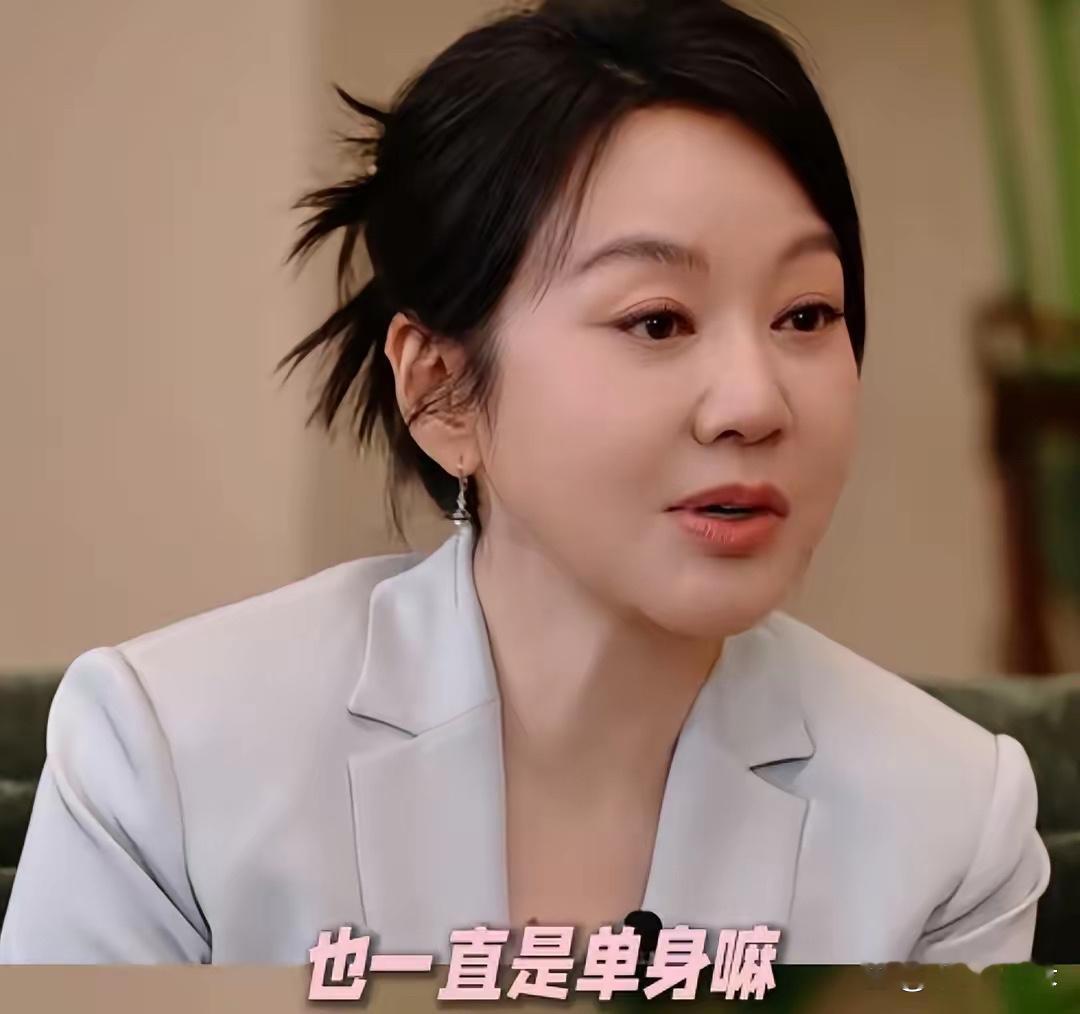闫妮听到有人给她介绍对象一点不尴尬，李静和戴军在一旁绷不住笑了，戴军：“一桌人突