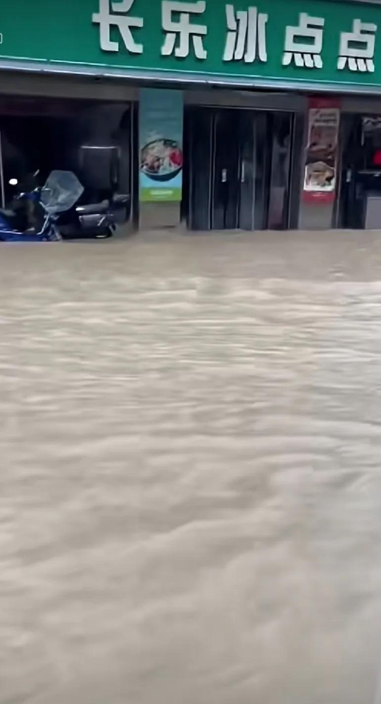 暴雨，福州长乐启动划船模式