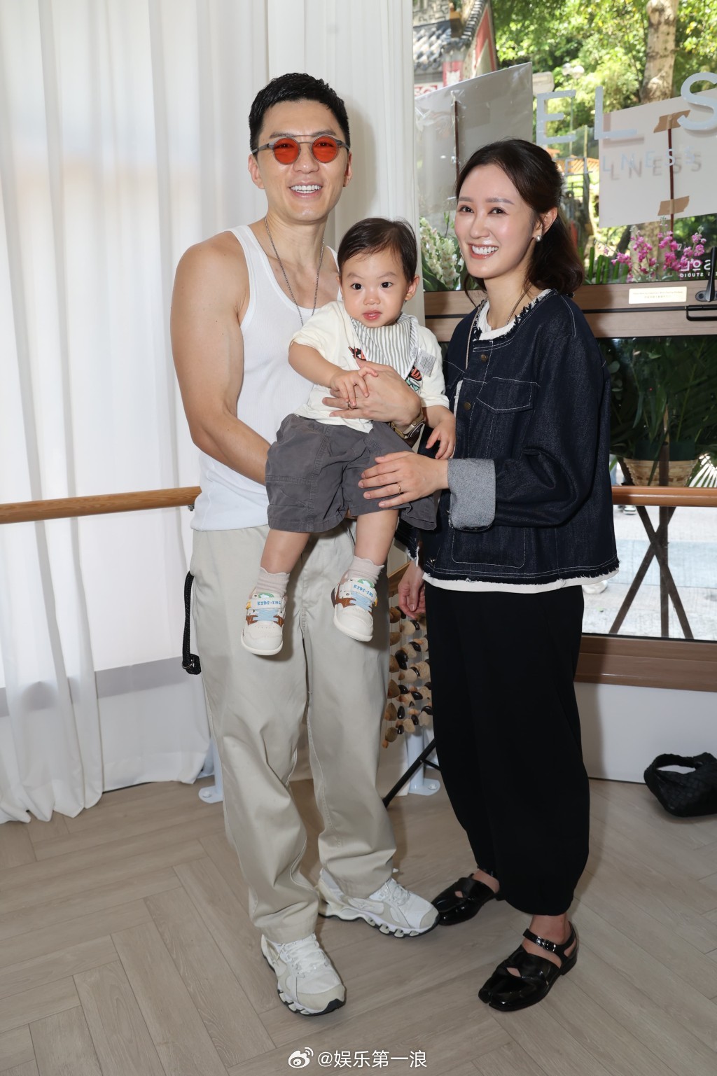 袁伟豪张宝儿回应喂儿子吃大块番茄据港媒，张宝儿近日分享儿子一边打瞌睡，她一边喂