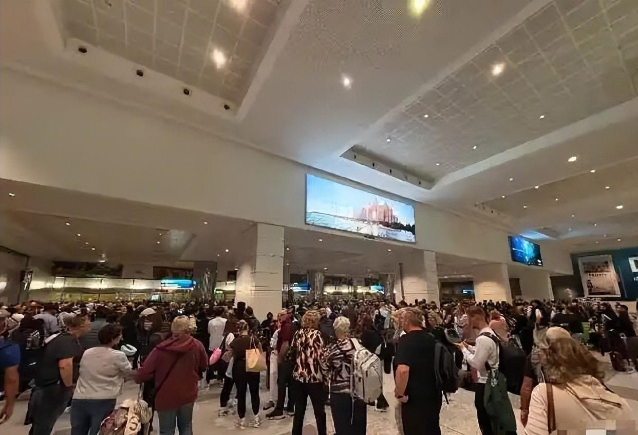 战争真的打到迪拜了！哈利法塔、帆船酒店附近火光冲天，机场被炸、领空全关，两万多旅