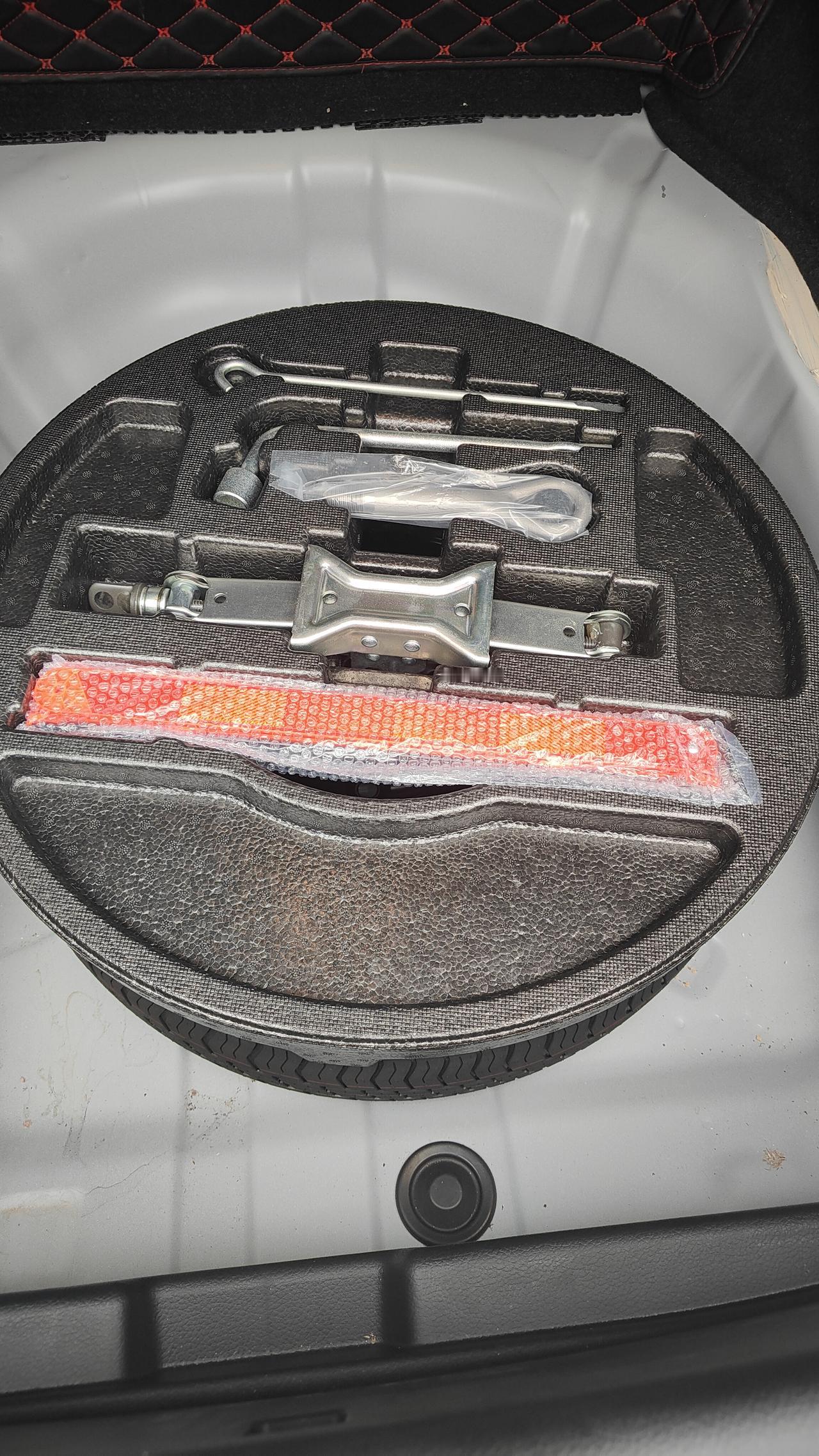 你们看过备胎槽的工具箱没？我提车两年多了今天第一次看