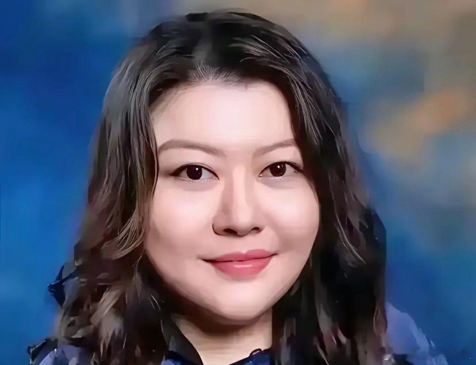 这是向华强大女儿，很小父母就离婚了，向华强娶了陈岚，陈岚嫁过来的时候大女儿才三岁