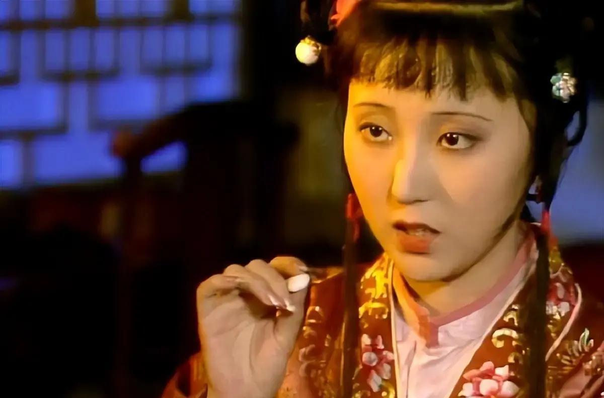 贾府大观园里，探春一耳光扇飞抄检威风，黛玉却冷眼旁观平静如常，这反差背后藏着什么