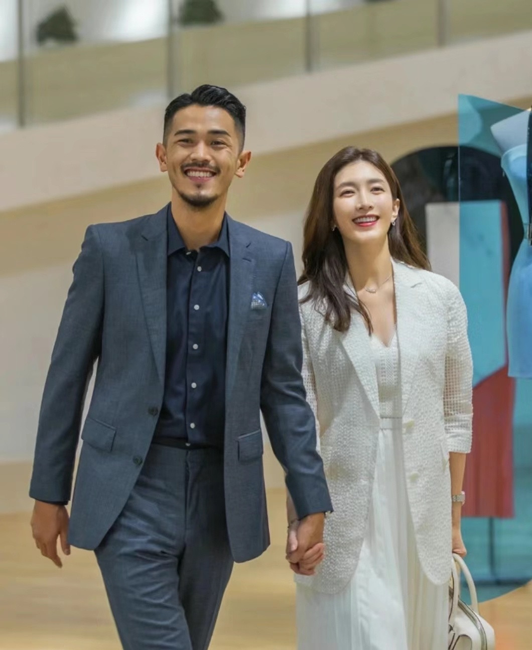 一切都只是一种资源的整合，包括爱情也只是一个各取所需的游戏男人，尤其是成功男性，