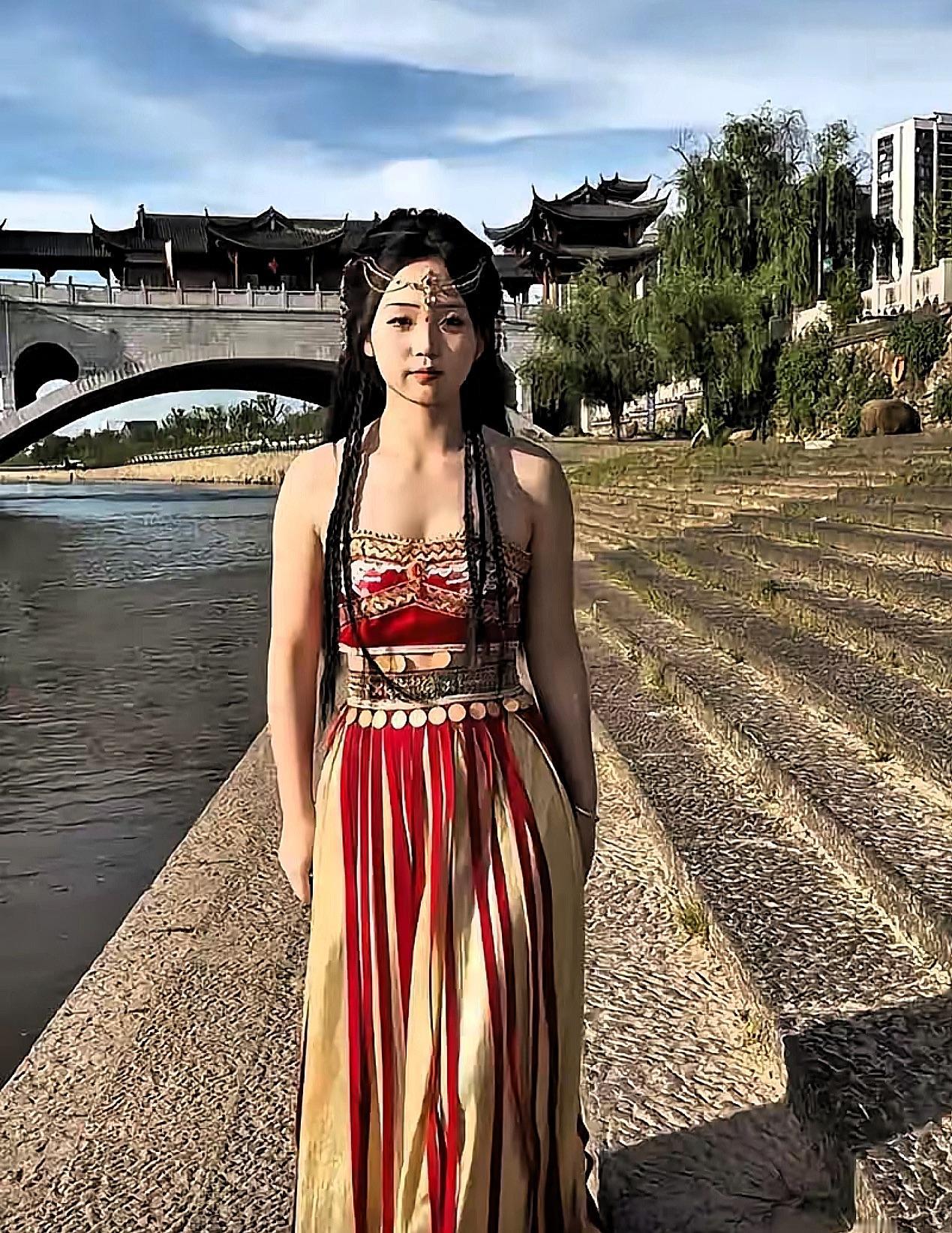 这哪是傻啊！这分明是把人情世故活明白了！前妻走了还跟前岳父来往，现任居然还披麻戴