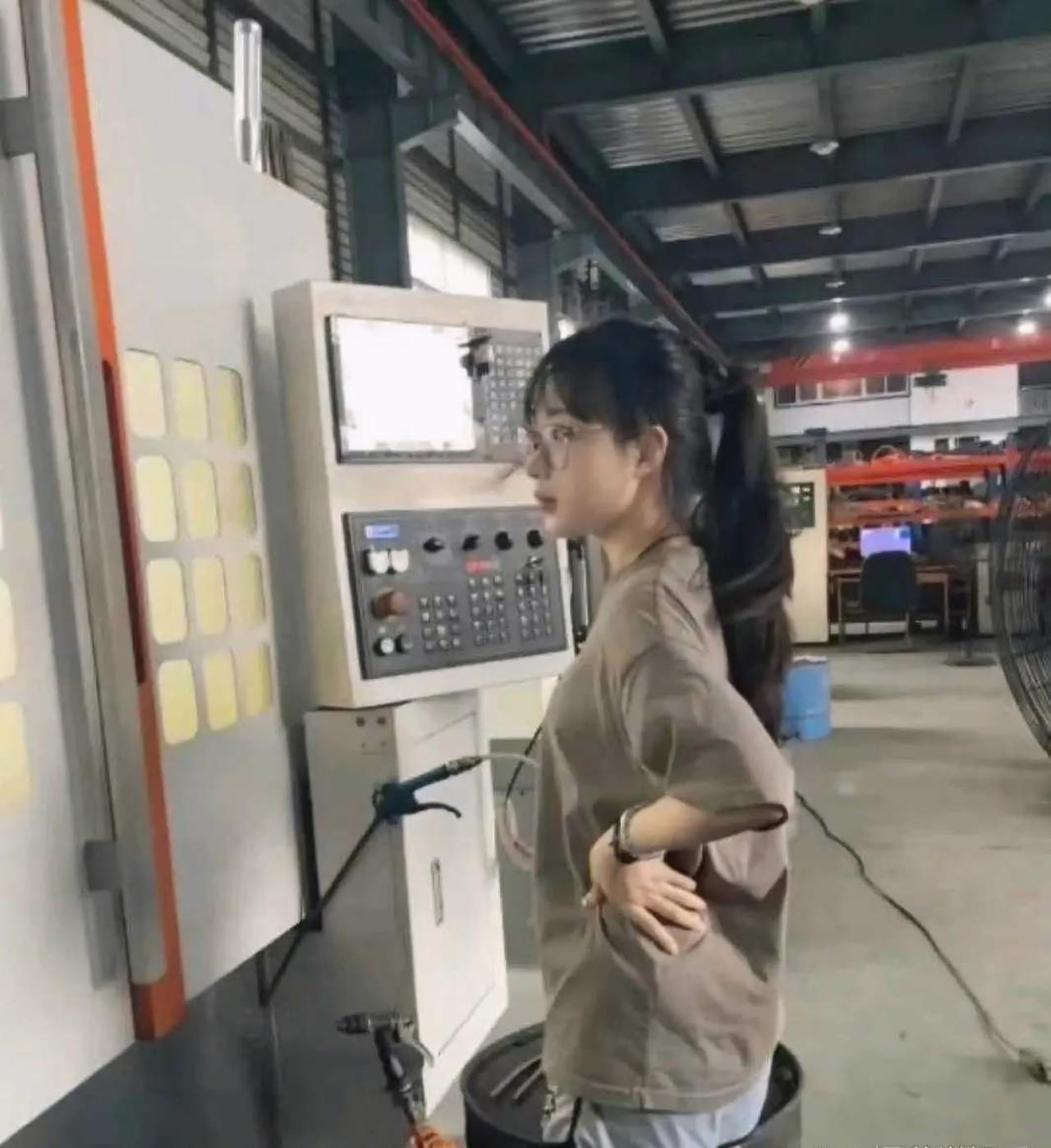 果然美女就是稀缺资源啊！正所谓物以稀为贵，只要女孩子长得漂亮，一旦进了厂或者公司