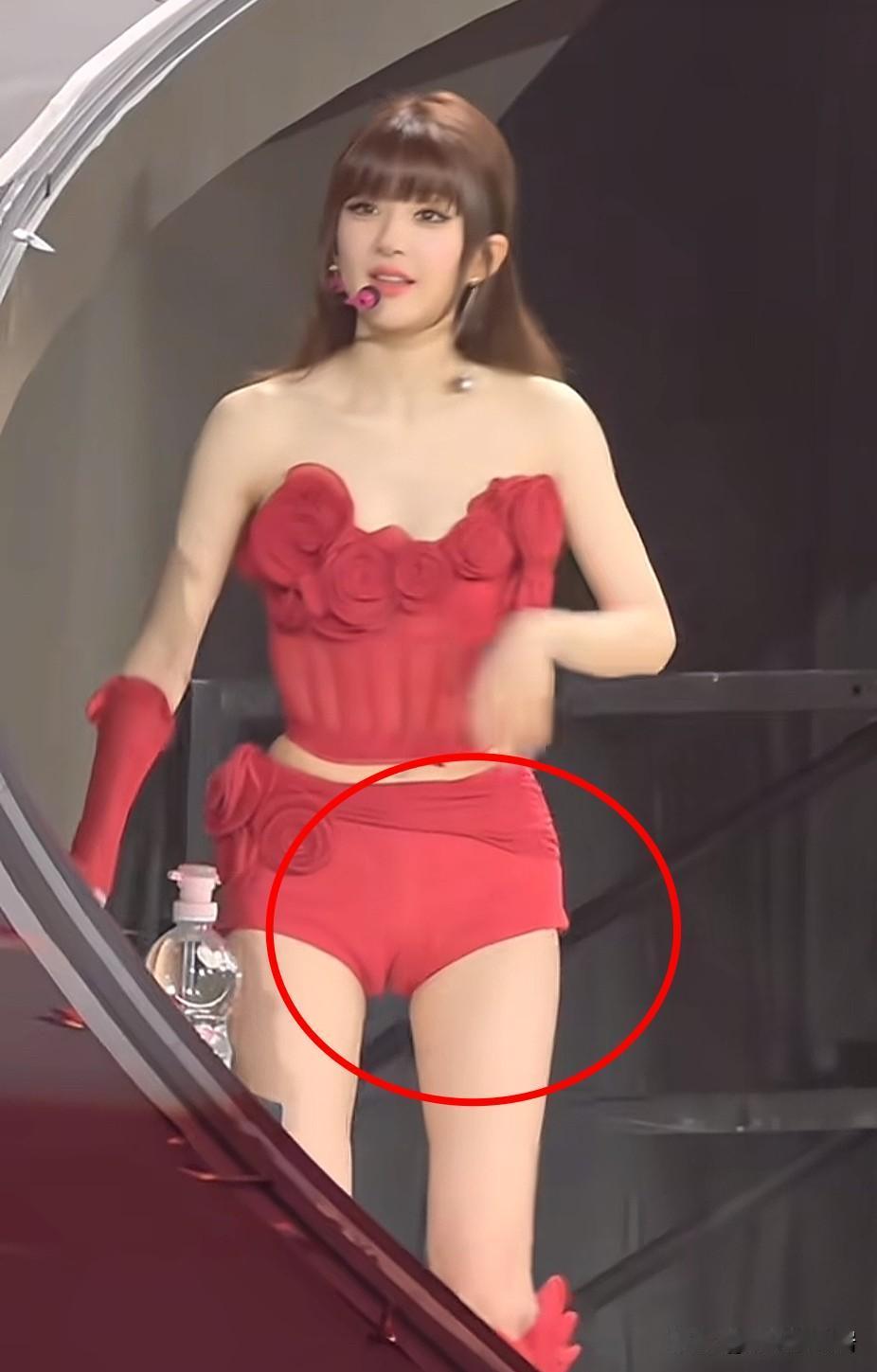 不是我说，赵露思这也太难看了，怎么好好的一个演员，突然变成网红的感觉呢？尤其最