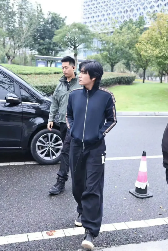 电视上看着一般般，真人巨帅气！不得不说，五十岁保养得跟25岁一样！