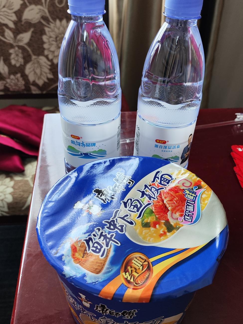 宾馆里的矿泉水都是免费的吗？这次来郑州，住了三个不同的宾馆，第一个忘了