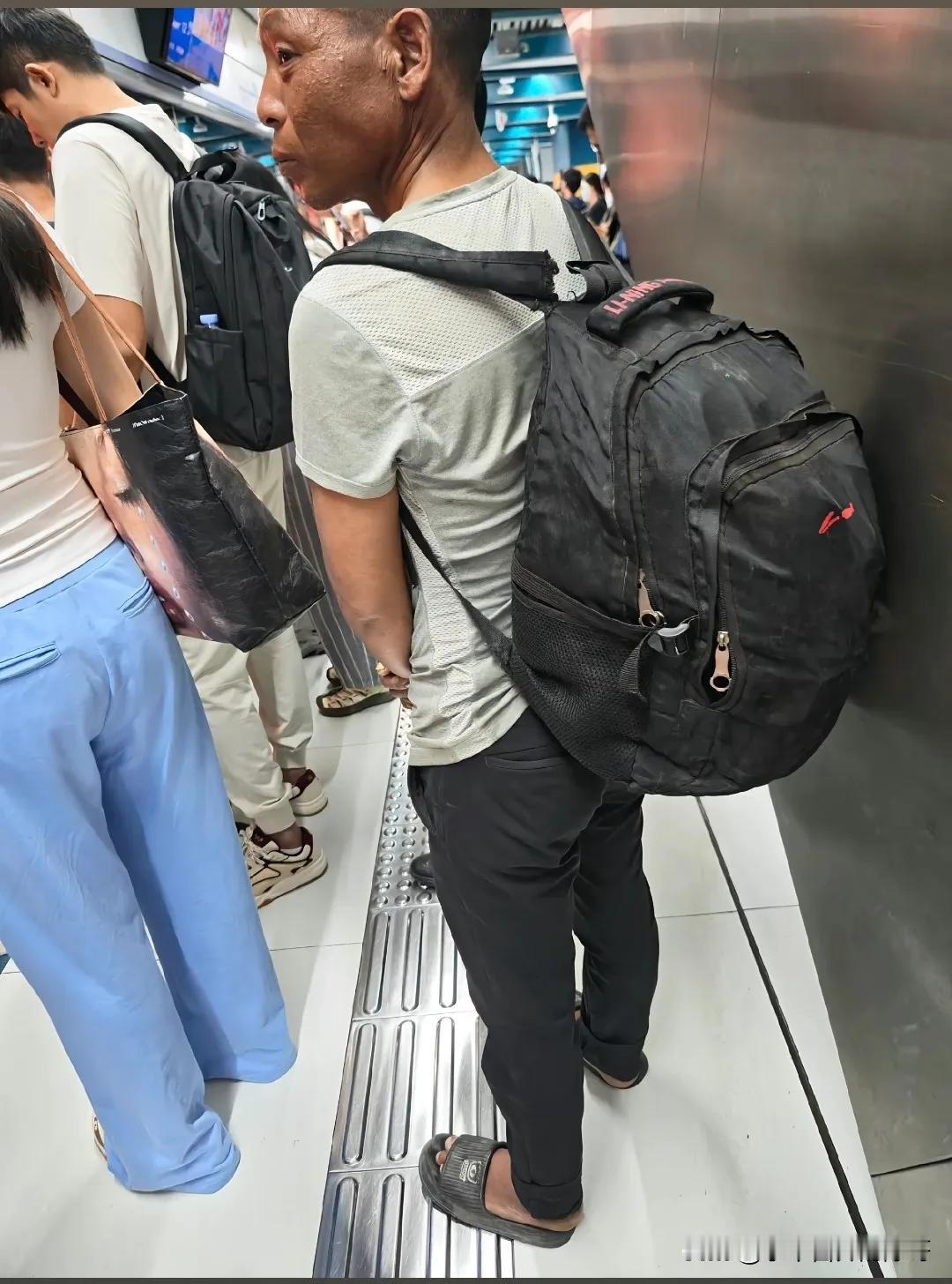 地铁最戳心一幕：成年人的体面，终究败给了生活在北京地铁站，看到一幕让人瞬间