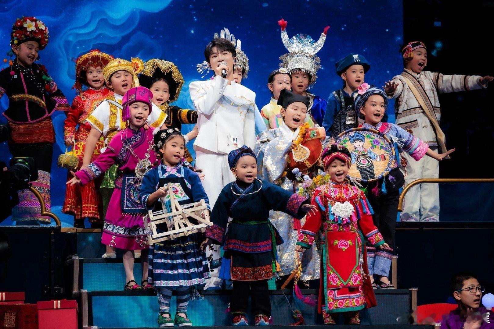 这是小朋友那谁是周深小朋友们穿民族服饰超精神，周深混在里头，被问到他是哪个民族