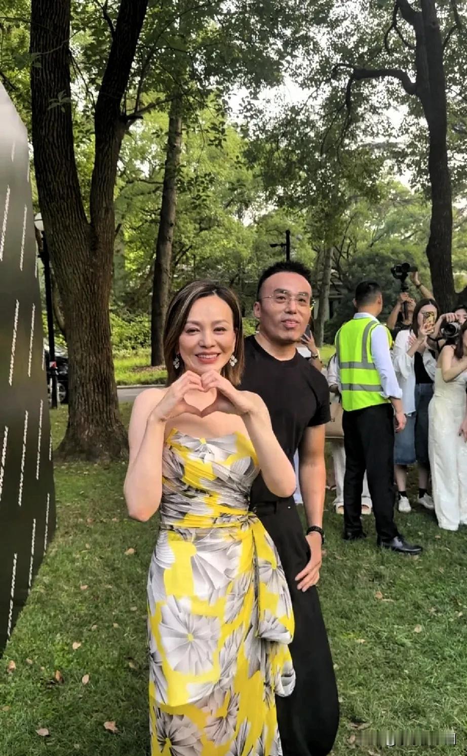 王琳又现身婚博会啦！54岁的她，岁月的痕迹还是挺明显的。这次她穿了件黄色低胸礼服