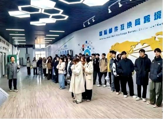 大四人不在学校、没课没宿舍，凭什么学费住宿费一分不能少？学生用三年学编程，学校反