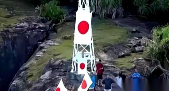 很多人都憋着一口气问：钓鱼岛上那座日本立的破灯塔，我们天天在那儿巡航，怎么就不顺