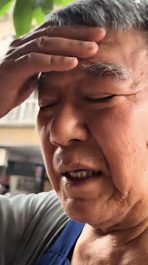李立群对着手机呐喊，我要回家！我要回大陆的老家，在台湾老家太累，希望大陆网友不要