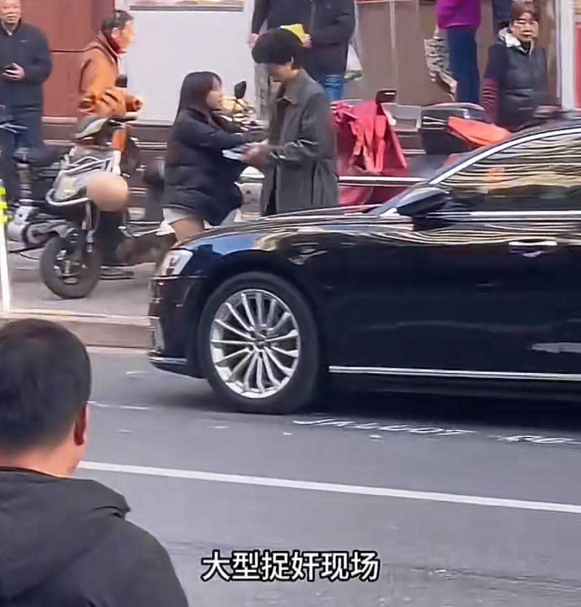 这个帅小伙真的做了大冤种，女朋友和人开房被抓包，听说为这个女滴花了不少钱，可是女