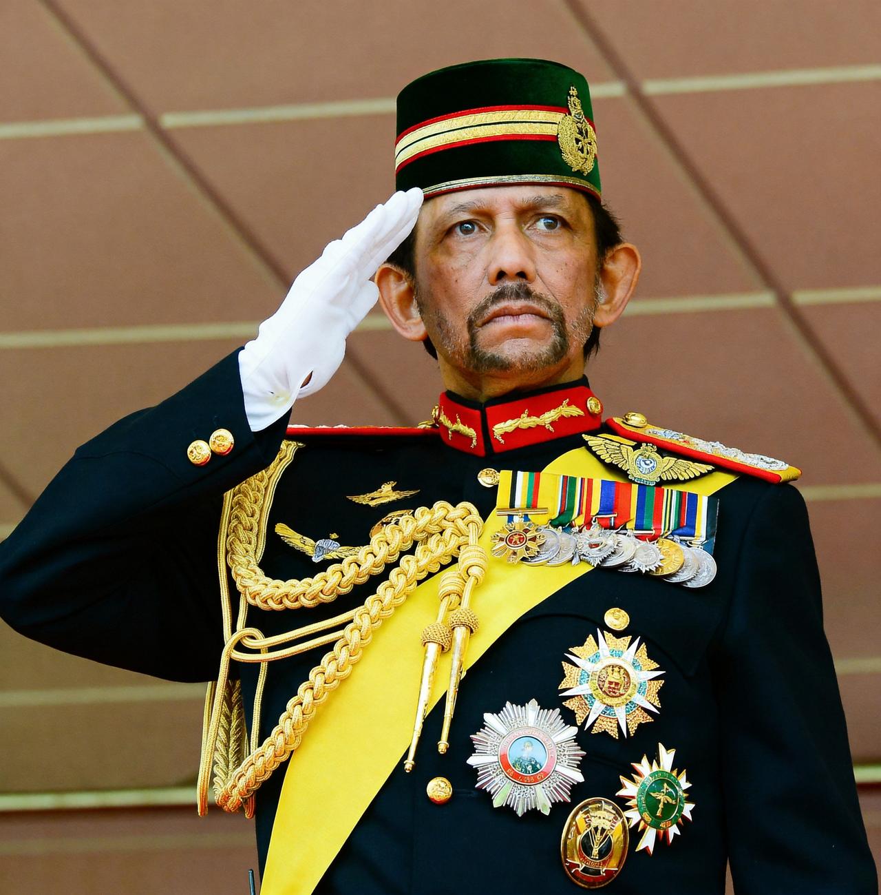 这是现在存世君主中在位时间最长的君主，如今在位58年。他就是文莱国王哈吉・哈桑纳