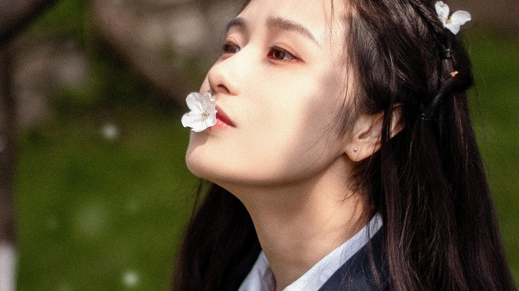 女人敢和你肢体触碰，意思很明显：1.内心喜欢你，渴望进一步交往；2.寻找消失