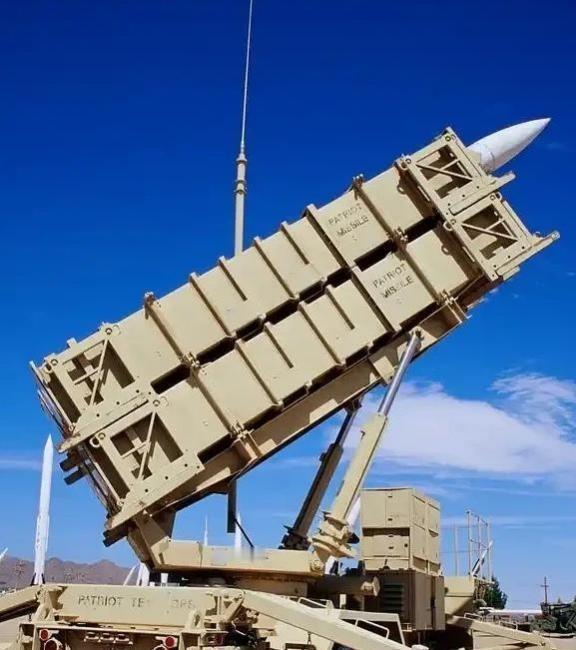 特朗普估计现在很发愁。为啥发愁？因为他手上那笔，卖给台湾的110亿美元武器大单，