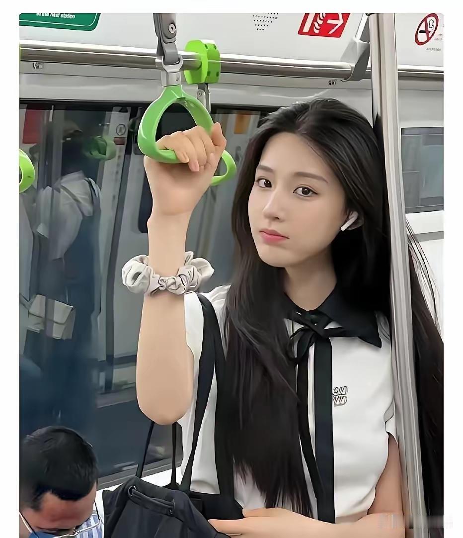 靓女调皮又可爱呢
