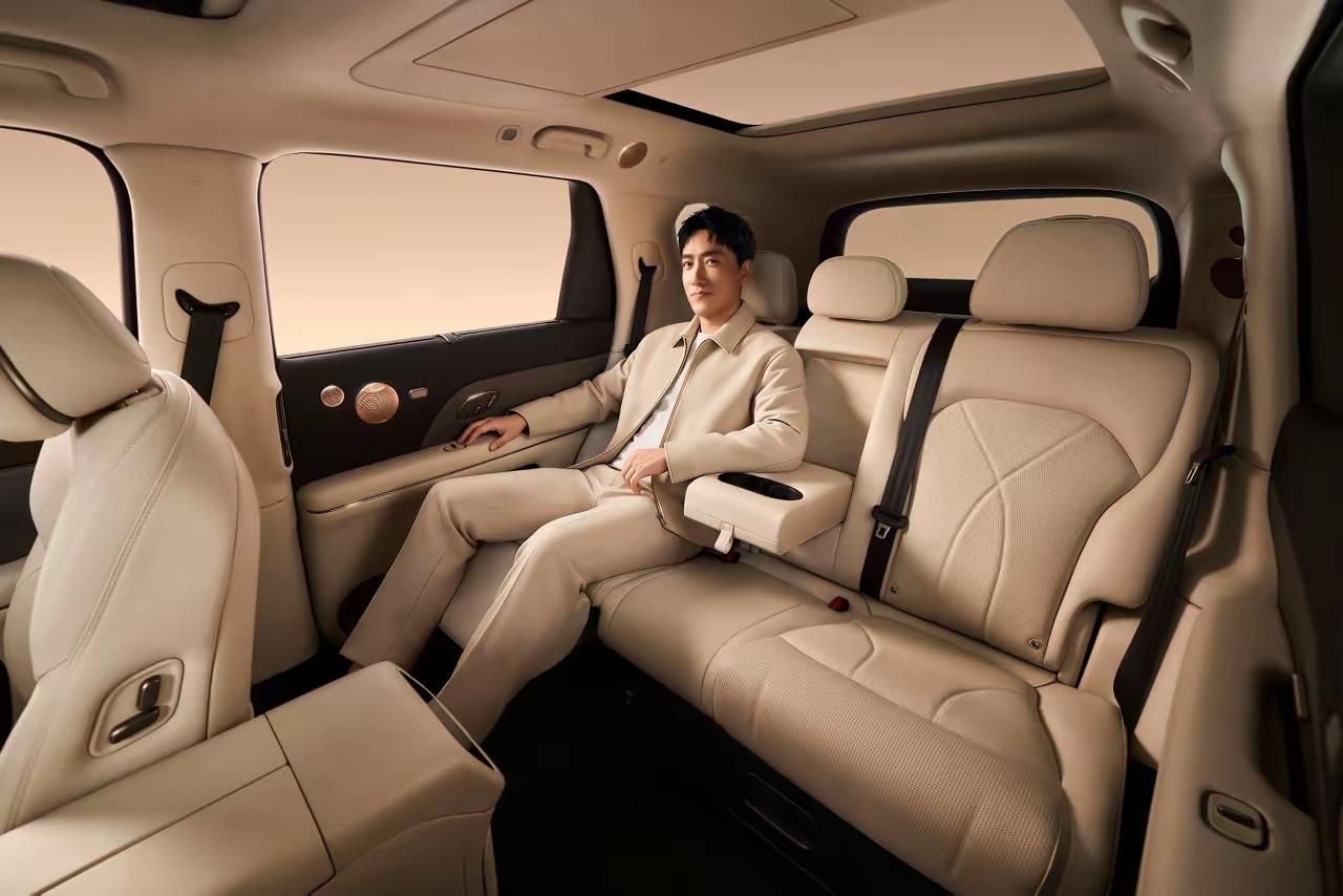 1米89的大个子坐在这款车里，依旧很从容，UltraWide³超宽体座舱真的太