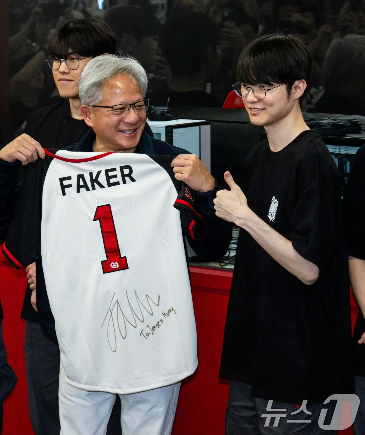 Faker送黄仁勋签名队服这是Faker生日T恤，不是队服