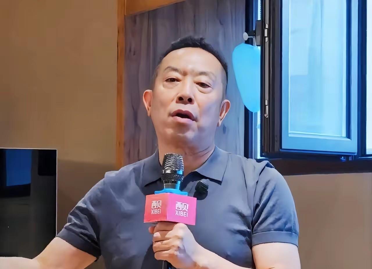 主持人问贾国龙:“你这么有钱，房产应该不少吧？”贾国龙说:“第一我对大房子没有向