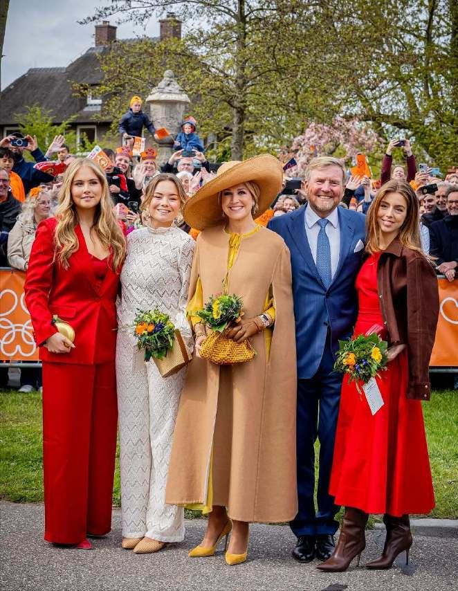 荷兰全民庆祝国王节荷兰王室全家都身型高大壮实，偏爱选择热烈奔放的服饰