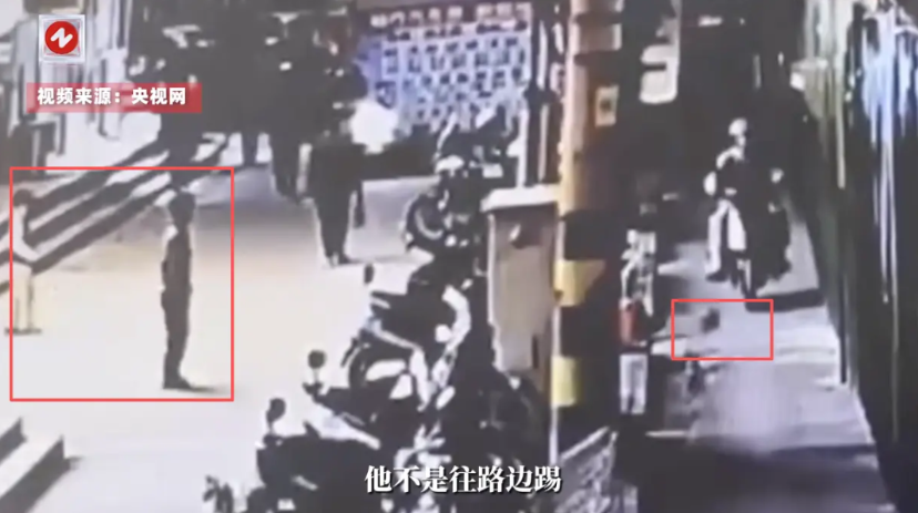 “这下后悔了吧！”近日，江苏江阴，一外卖小哥在路上骑车时，突然从旁边飞过来一个足