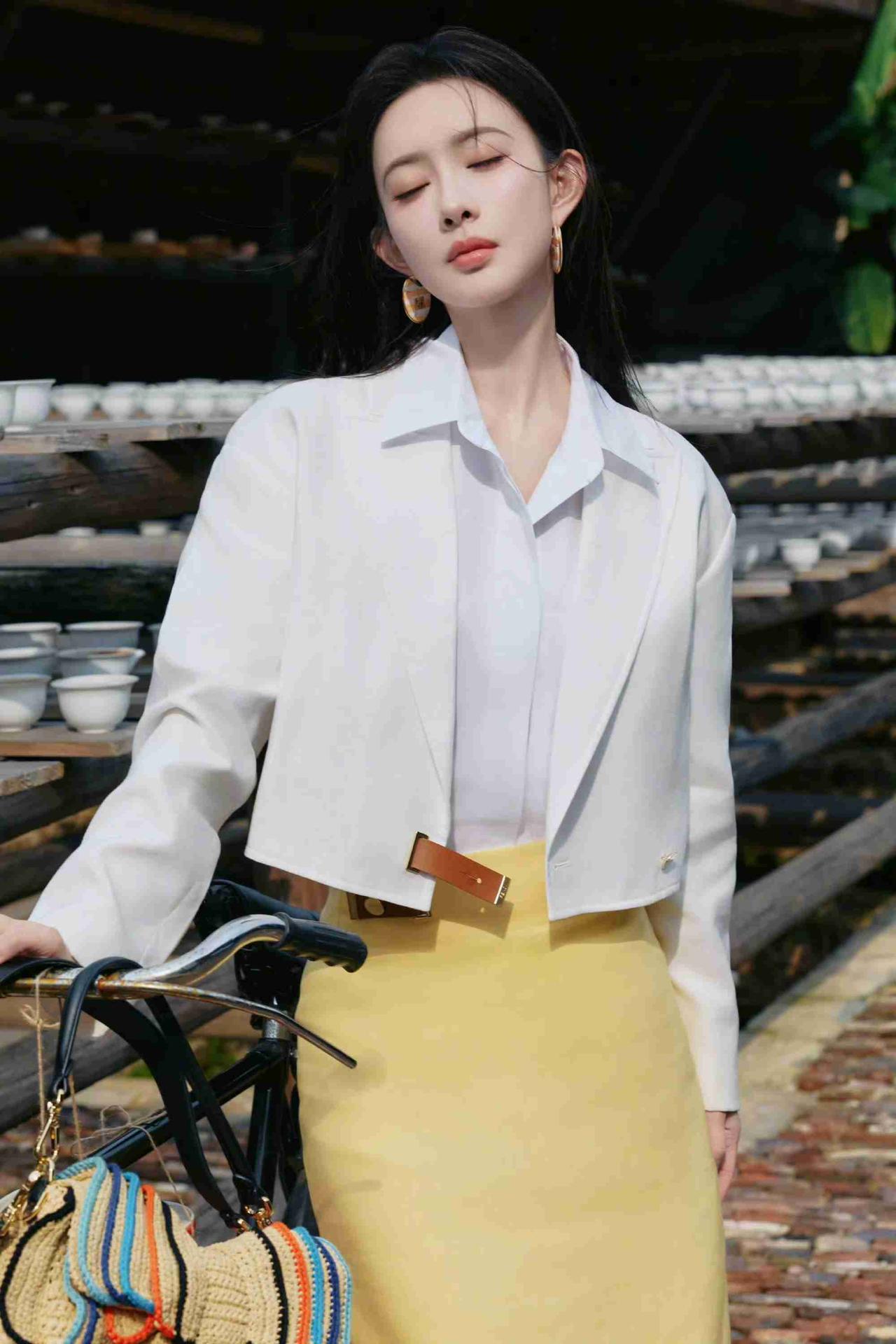 我的今日状态：😁轻松愉快我这里的天气：☀️晴天孟子义白西装黄裙造型太有职