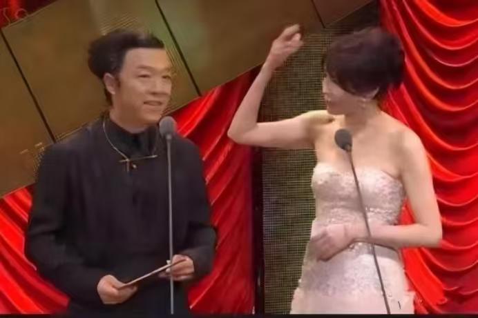 郑裕玲：“今天晚上风很大吗？把你的头发都吹歪了。”黄渤：“对，今天确实是，这