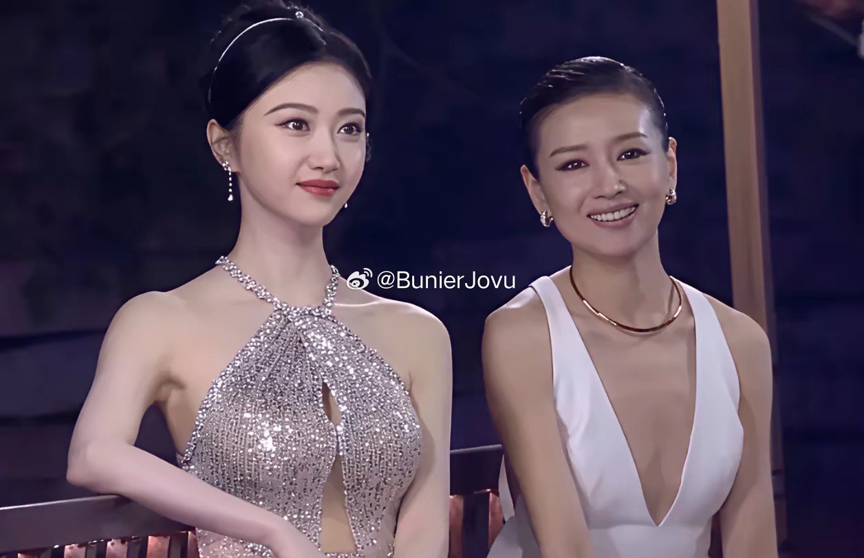 看看景甜和董洁的合影就知道，为什么景甜被称为人间富贵花了！​​​