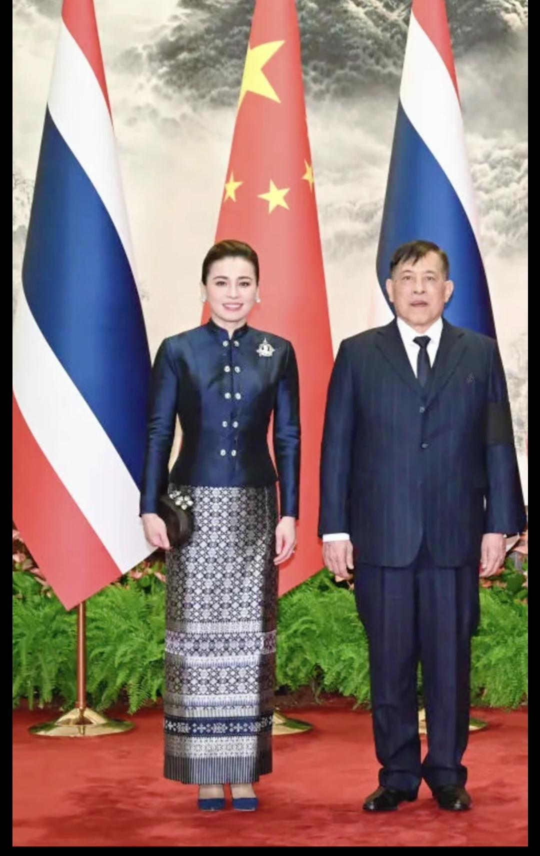 11月14日，泰国国王访问中国的第二天，47岁的苏提达换了一身造型，看起来更典雅