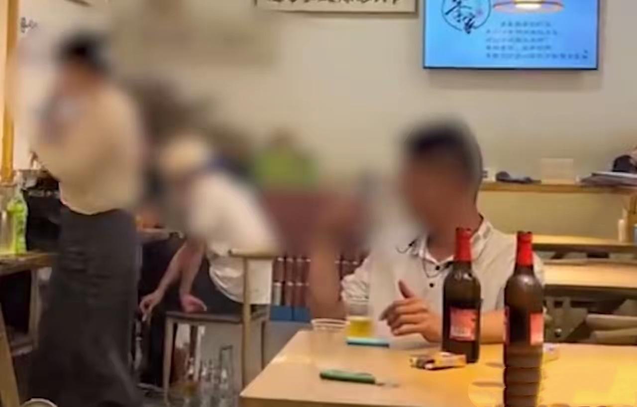 重庆这事儿看得人火大！女子疑被“男孩”偷拍，冲上去查手机啥也没有，结果不仅不道歉