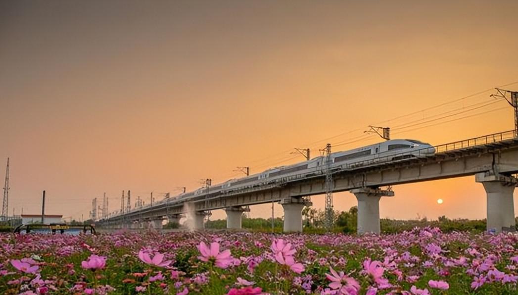 一经济学家曾表示，中国的高铁建设，就是一场泡沫终究会被戳破，自从中国开始上马高铁