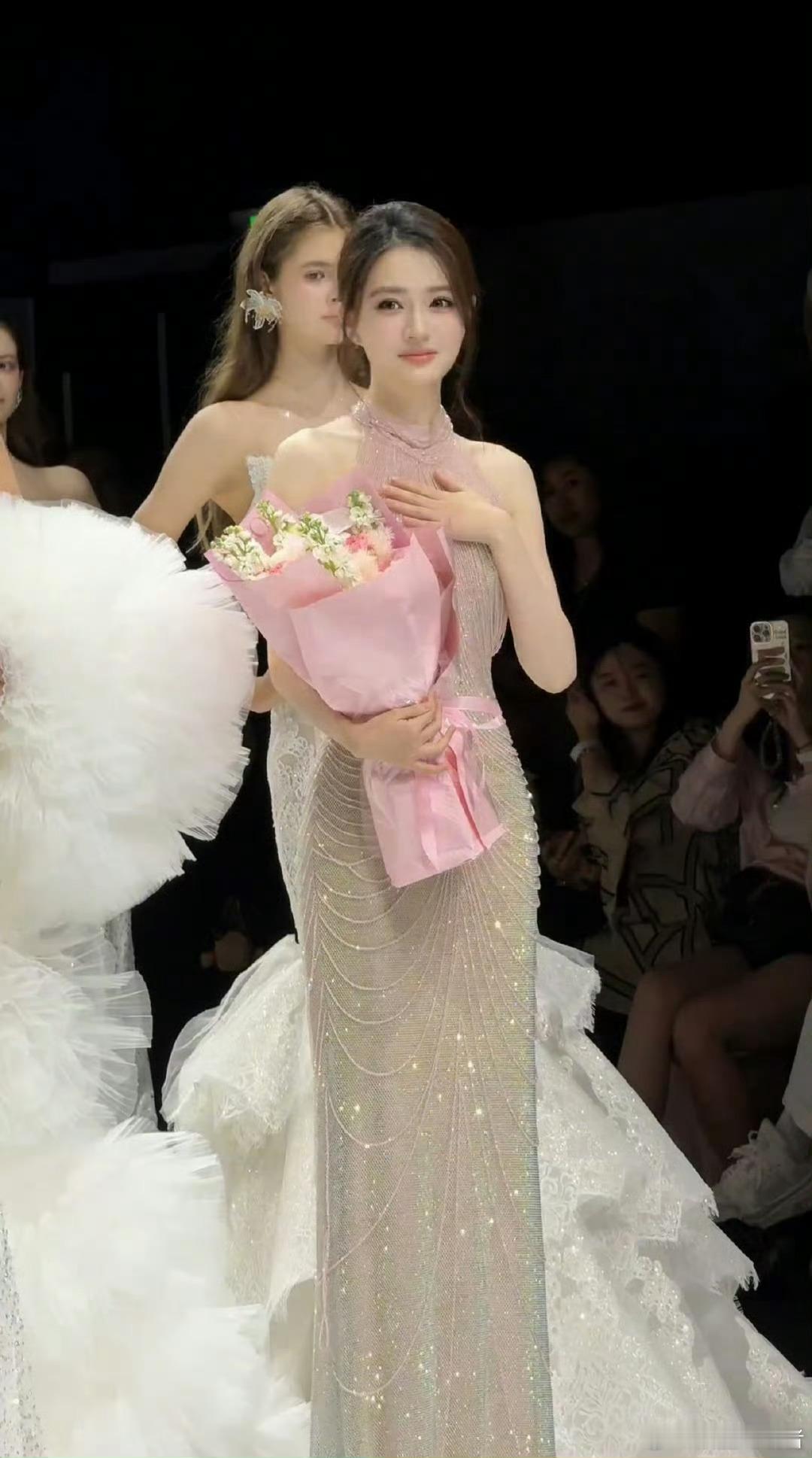 内娱红毯摔倒事件吓坏徐璐了姐姐人长的最美咯！不用担心哟！